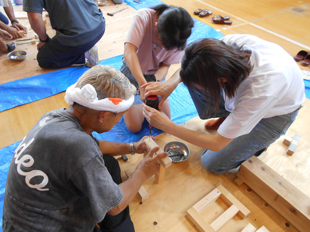 電動ドライバーを使用した作業