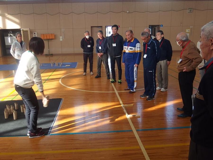 第6回、モルックのルール説明を受ける受講生