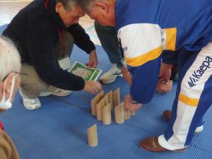 特徴的なピンの立て方は、みんなで見本を確認しながら