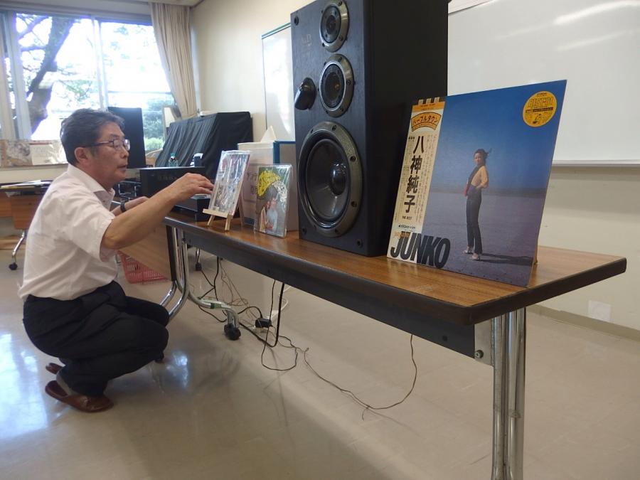 男のまなび舎第2回、講師がレコードに針を落とす様子