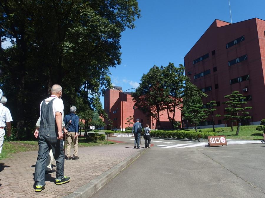 男のまなび舎第3回、蒸留所見学の様子