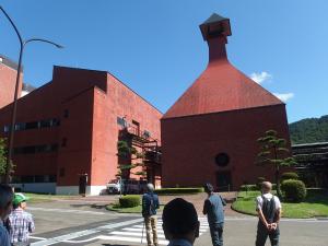 宮城峡蒸留所見学ツアーの移動中、各施設の外観を見て回る