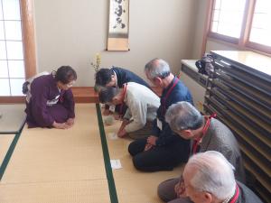 先生より作法を教わりながら、お点前をいただきます