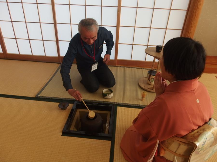 第4回、茶道体験にてお点前の作法を教わりながら体験