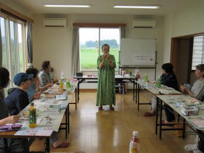 先生から作り方の説明を受けています。