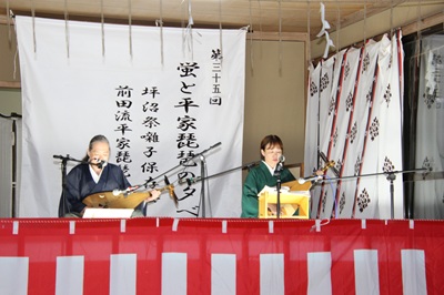 仙台平家琵琶普及会の演奏の様子