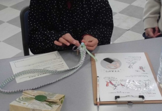 ハワイアンリボンレイでスマホショルダーをつくろう！3