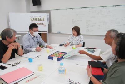どのように講座を進めるか企画会議で話し合っています