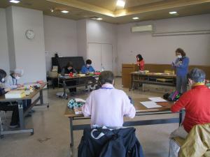 鶴の折り方練習風景