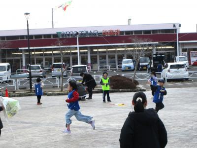 走り回るこども