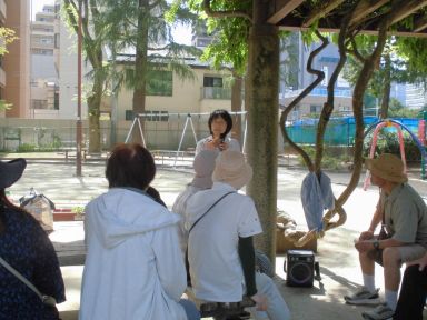 北三番丁公園で講師の話を聞いている
