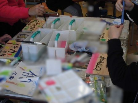 樹名板を作っている様子です。