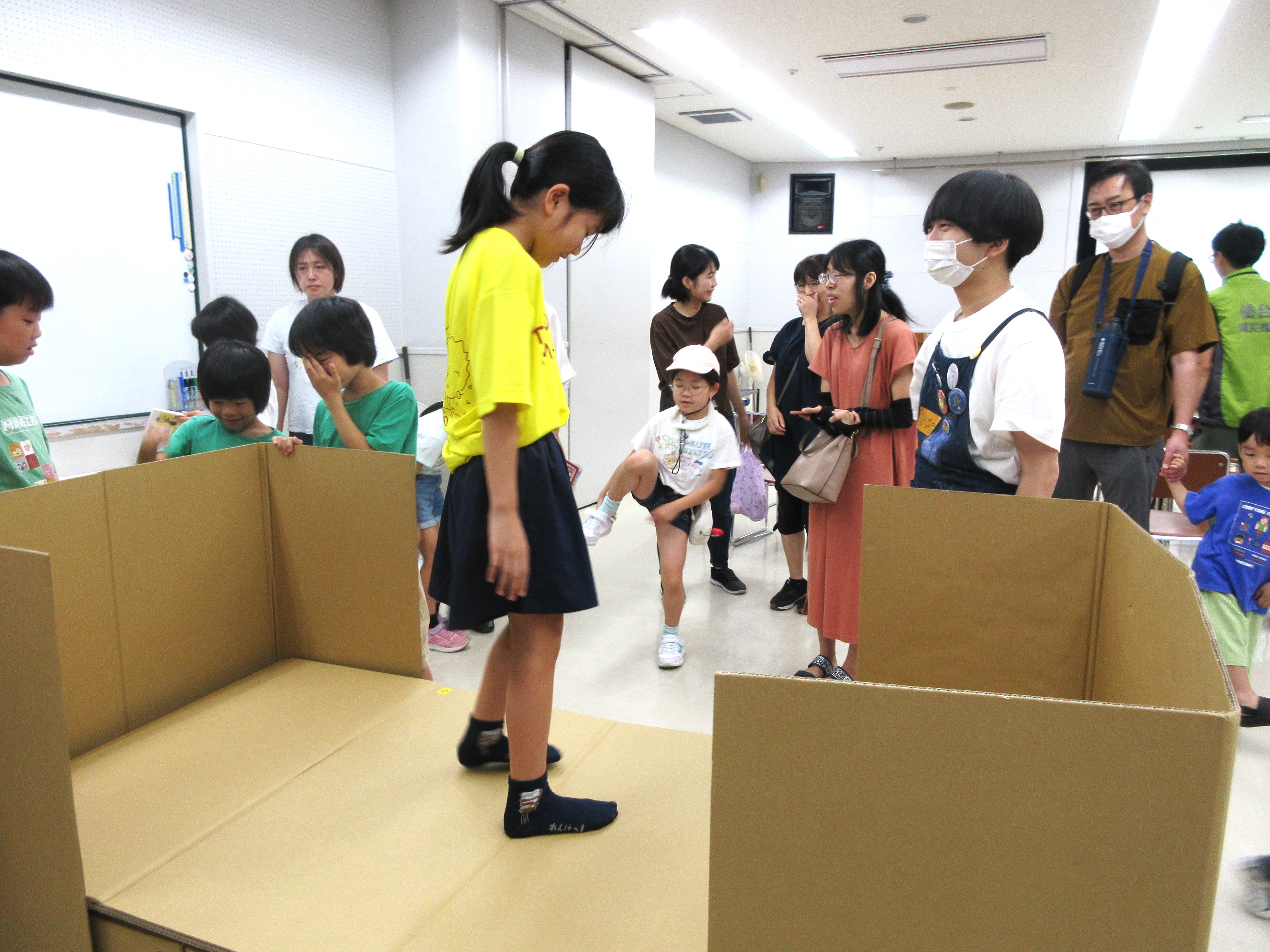 段ボールベット組立ての様子