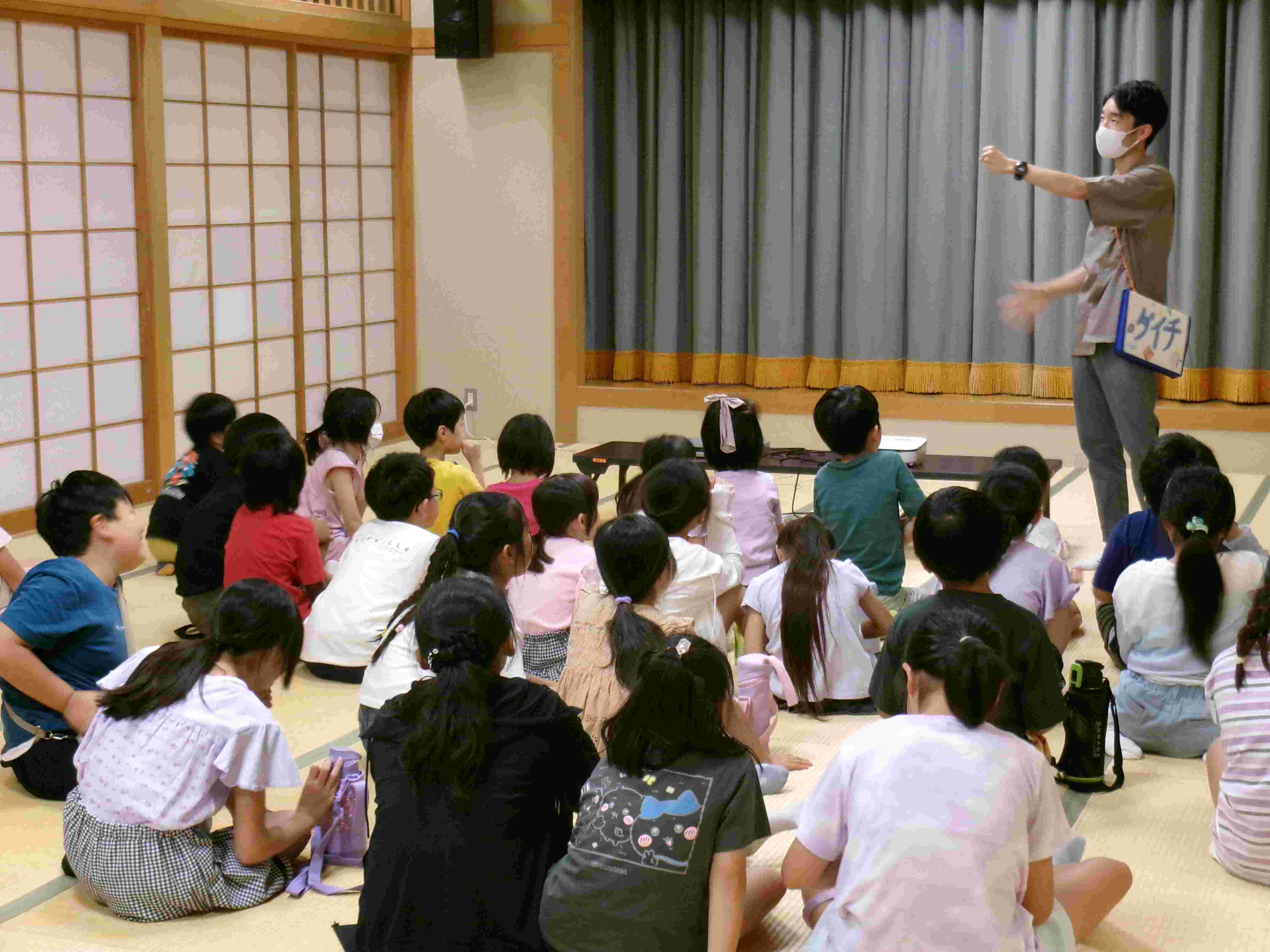 ジュニアリーダーとゲームしている様子
