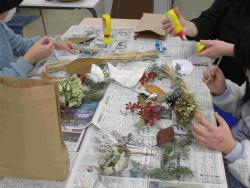 木の実や葉を貼り付けます