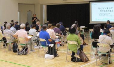 あいさつする小川会長