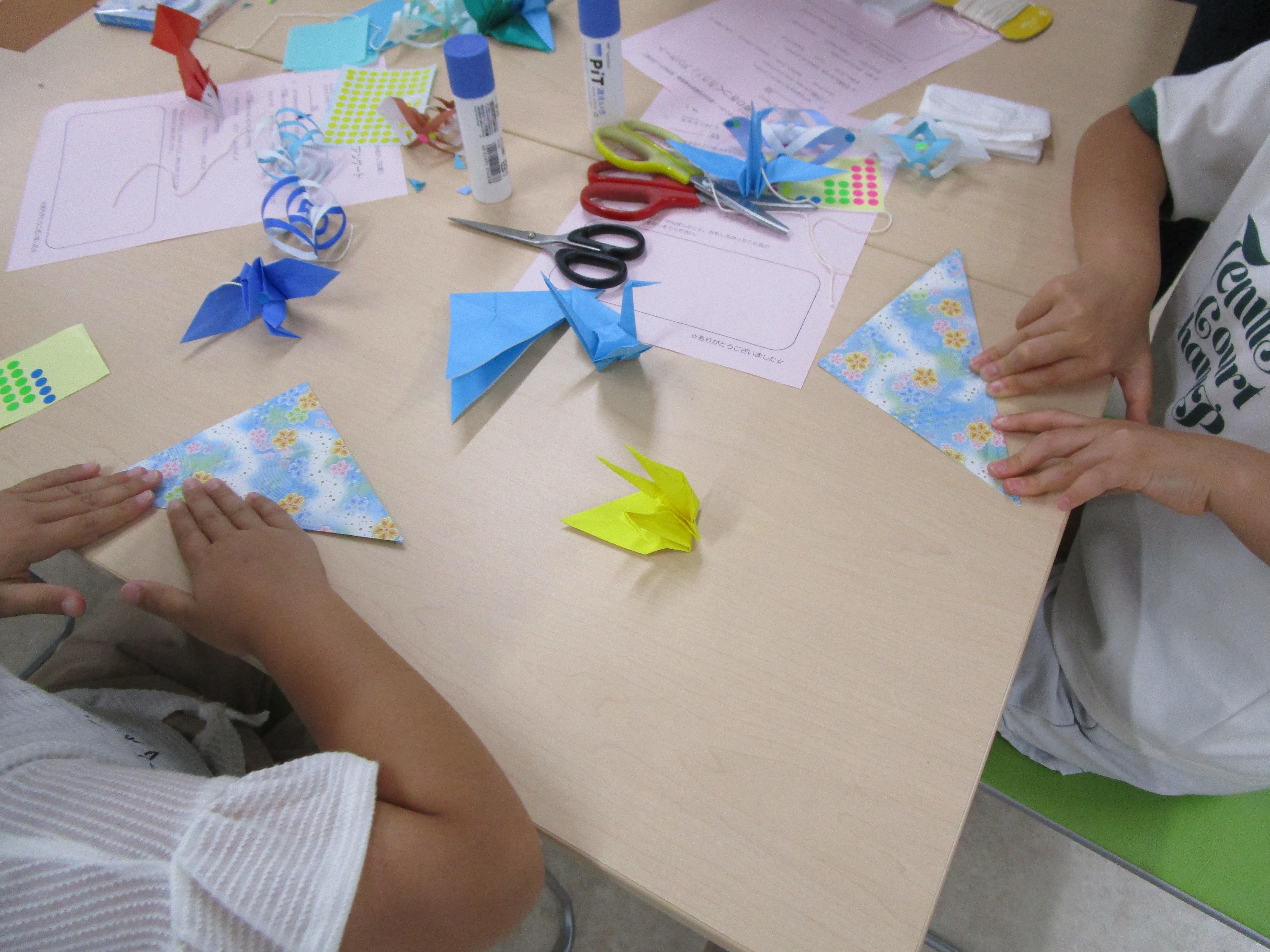 七夕飾り制作の様子