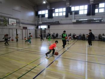 ドリブルをしながらおにごっこをしている様子