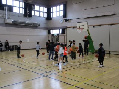 ドリブルをしながらじゃんけんをしている様子