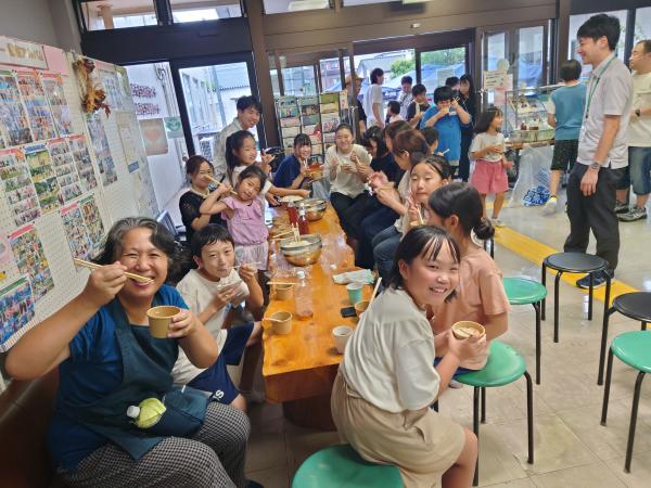 みんなで食べている様子