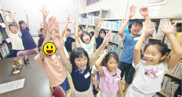 バンザイをする子供たち