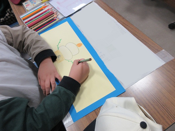 地域に遊びに行こう！鉢植えを飾る絵を描いている写真