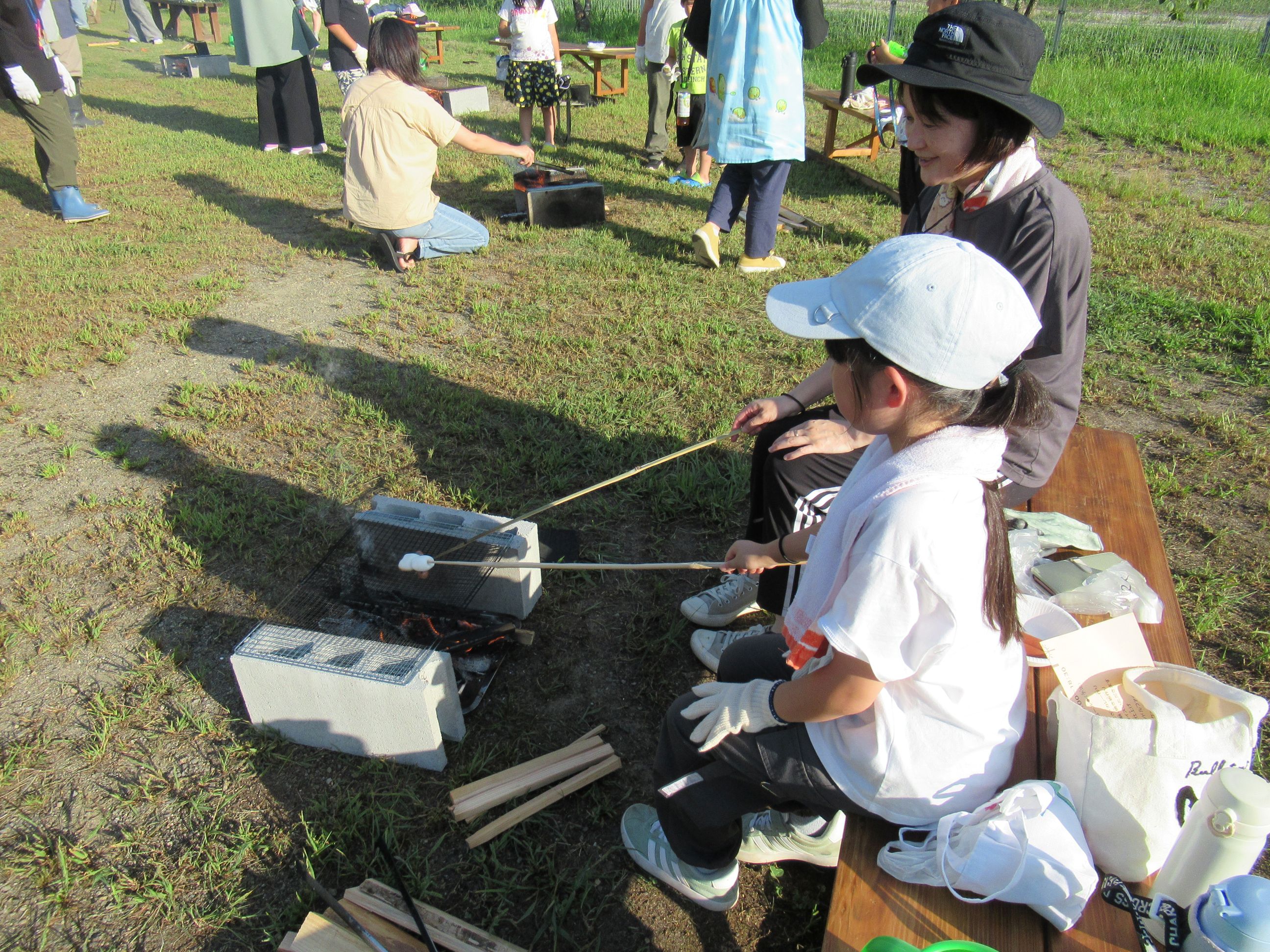 竹ぐしに刺したマシュマロやソーセージを焼きました。