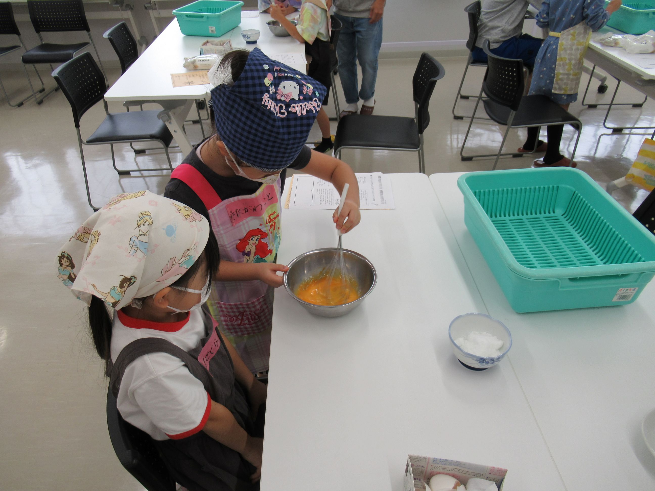 慎重に卵をかき混ぜます。