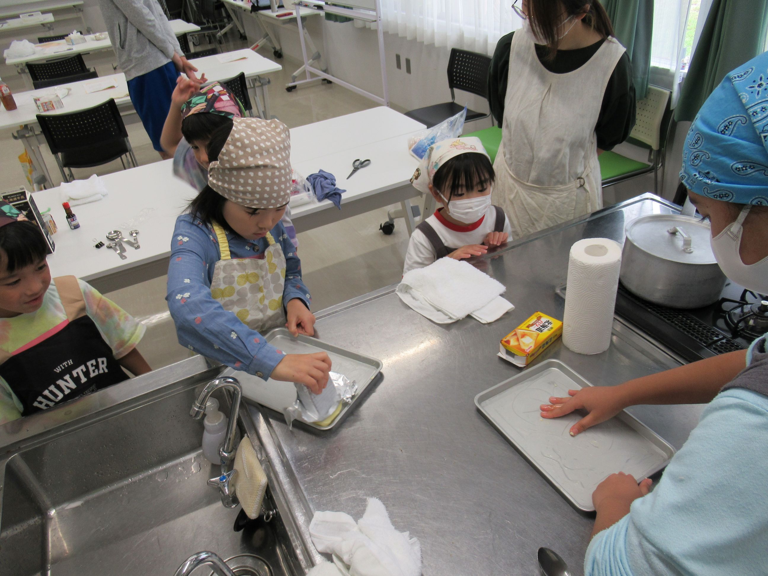 ミルクトフィ用のバッドにバターを塗っておきます。