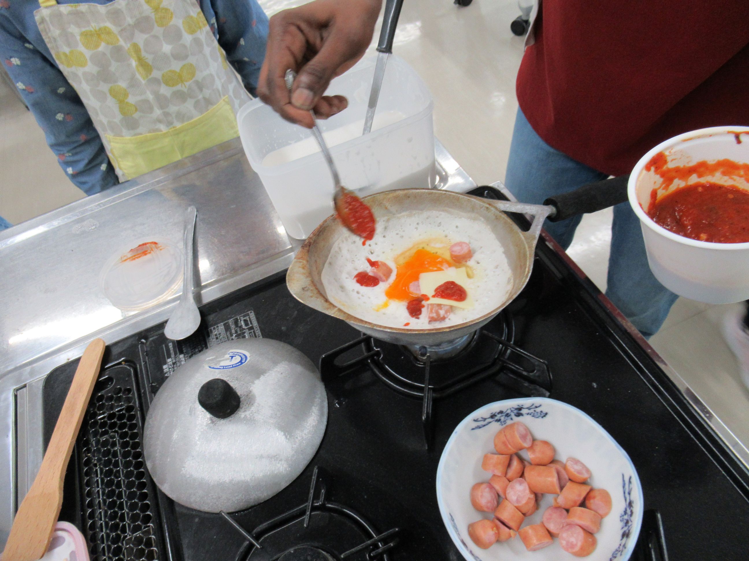 丸い独特な鍋で焼いていました。