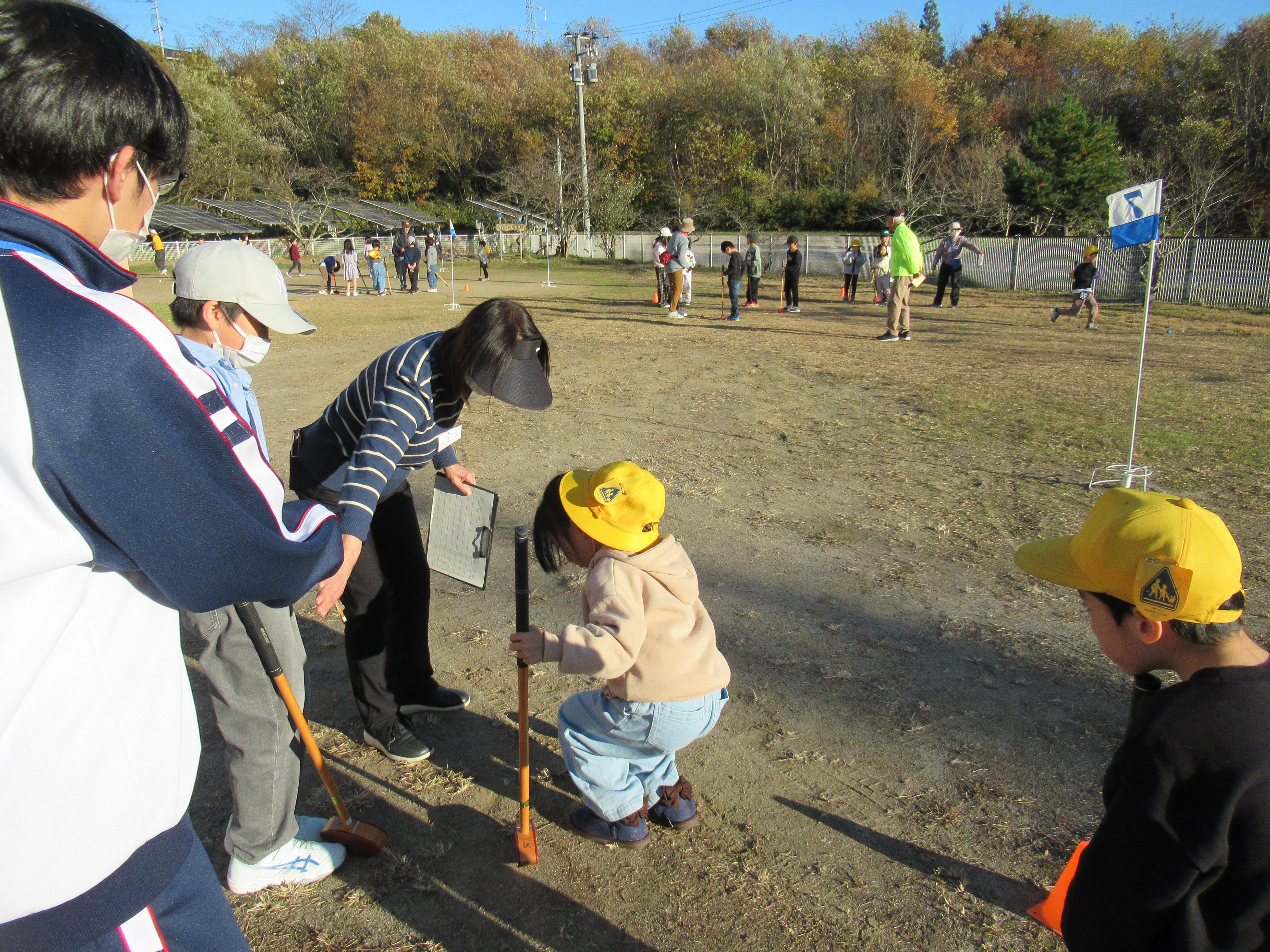 地域のグラウンドゴルフサークルメンバーの方から丁寧に教えてもらいました。