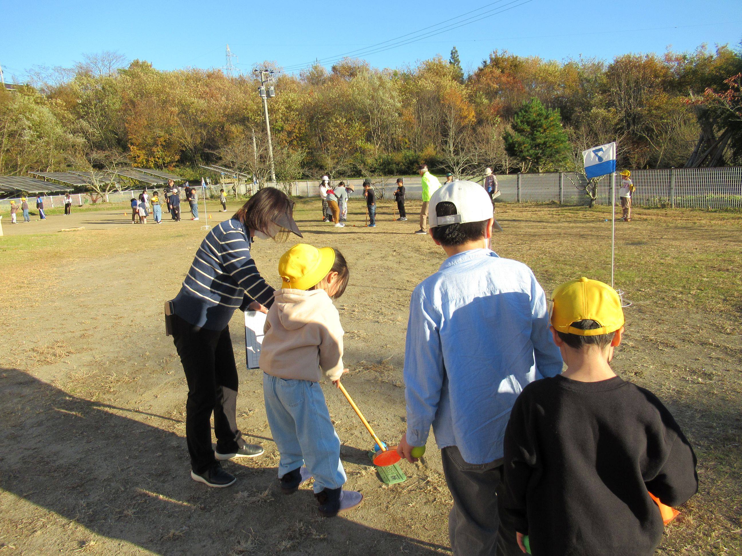 秋晴れの空の下グラウンドゴルフに挑戦しました。