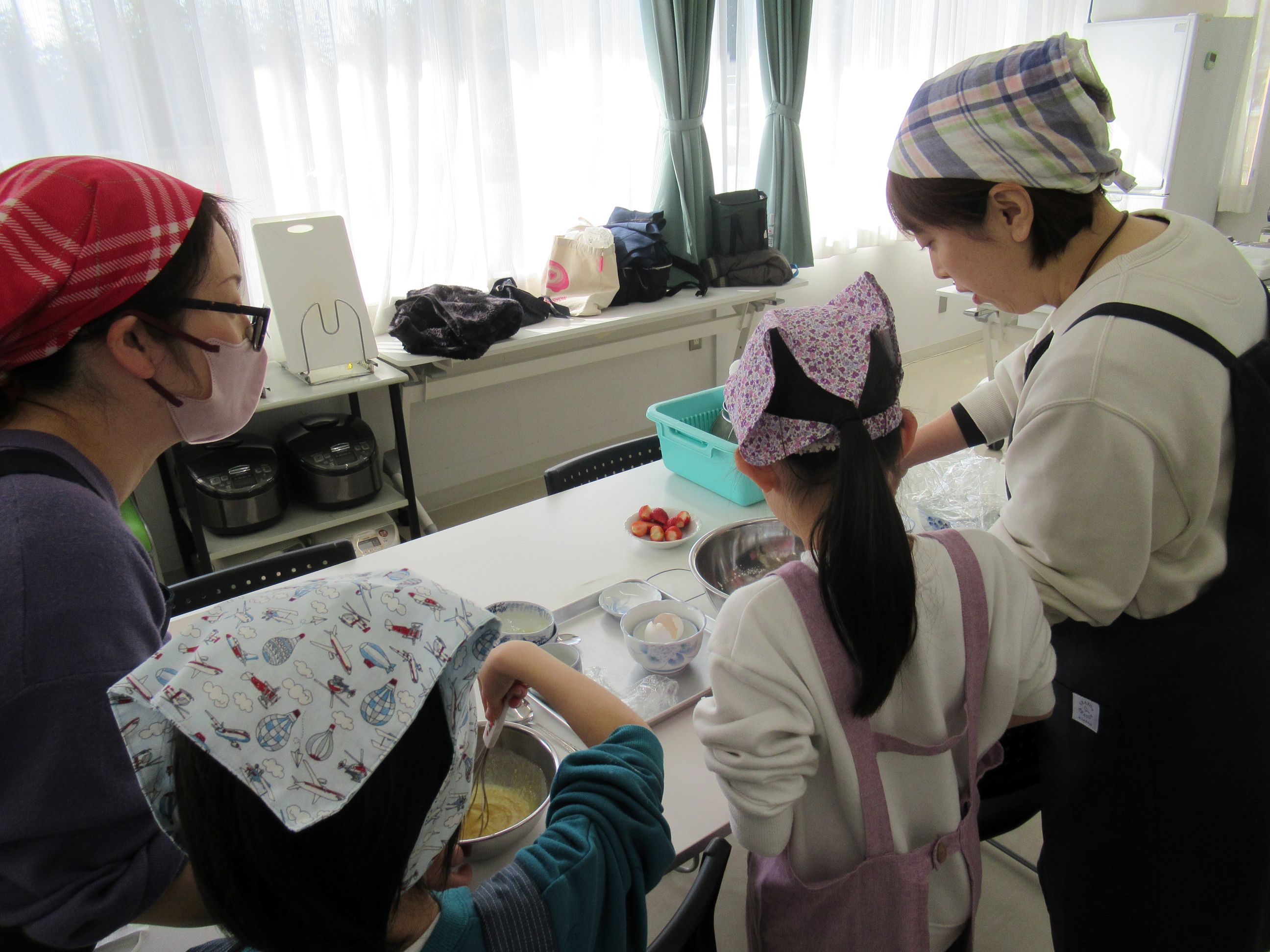 米粉とイチゴのマフィンづくりに挑戦。