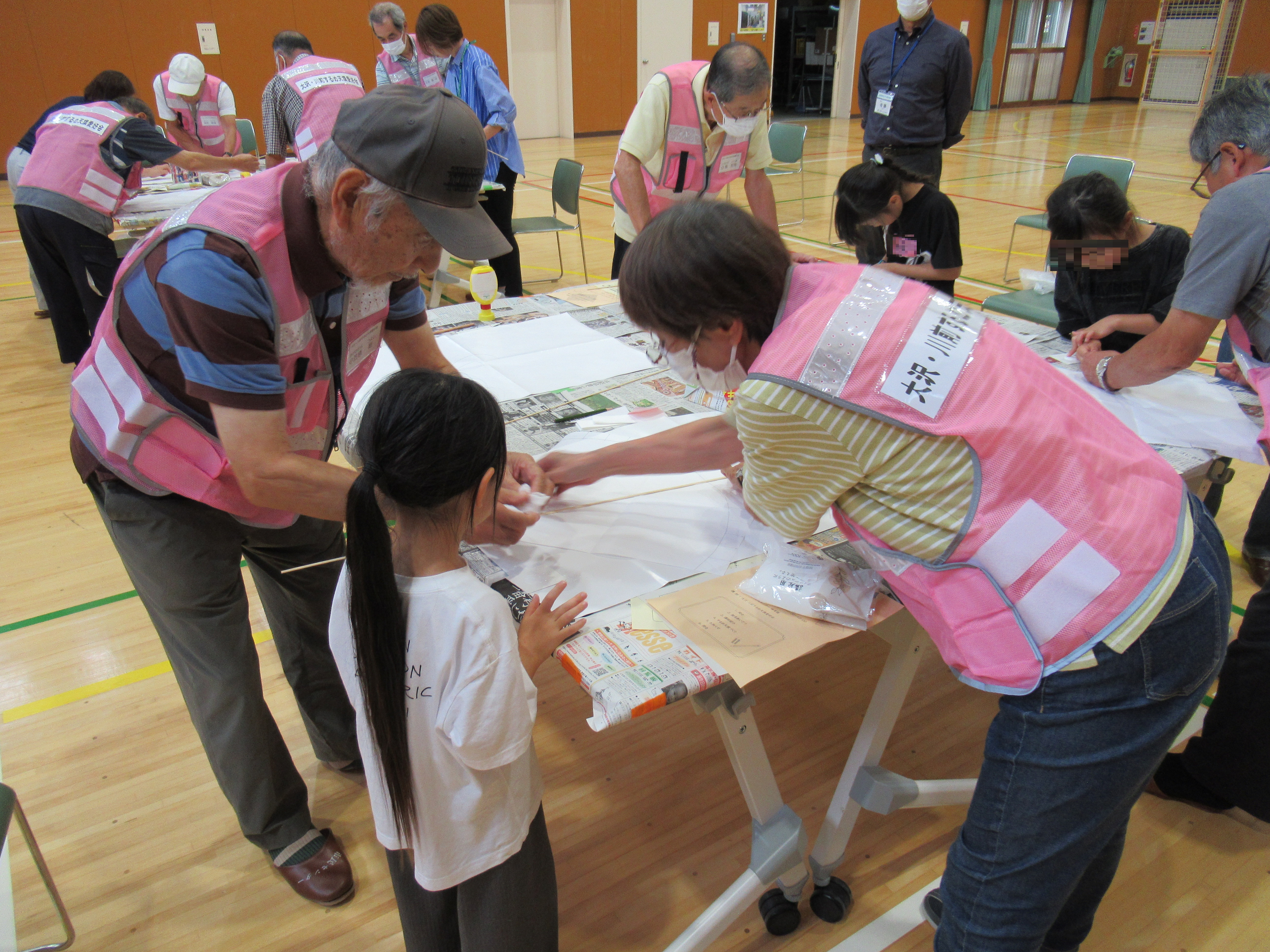 小学生の参加者も真剣に取り組んでいます