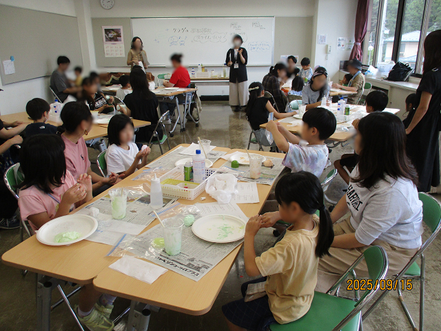 加茂中学校科学部によるスライムづくりの写真