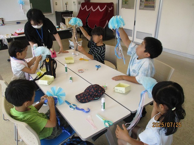 ハニカムボールクラゲを作る子どもたちの写真