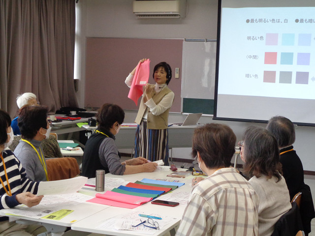 令和7年度「パーソナルカラー講師説明中」