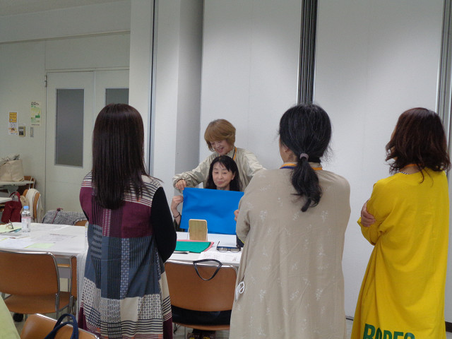 令和7年度「パーソナルカラー講座体験中」