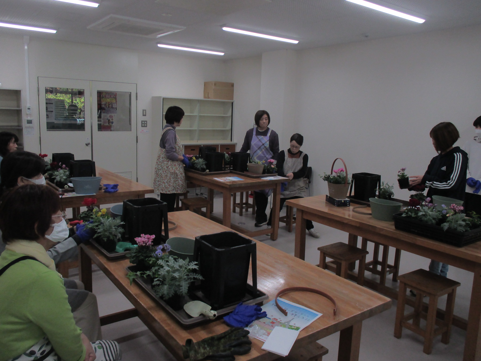 寄せ植え体験先生の説明