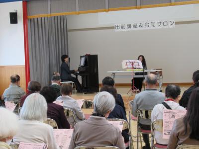 先生のピアノ・キーボードに合わせて歌います