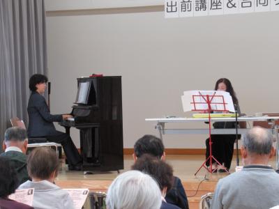 先生方がピアノ・キーボードを演奏している様子です