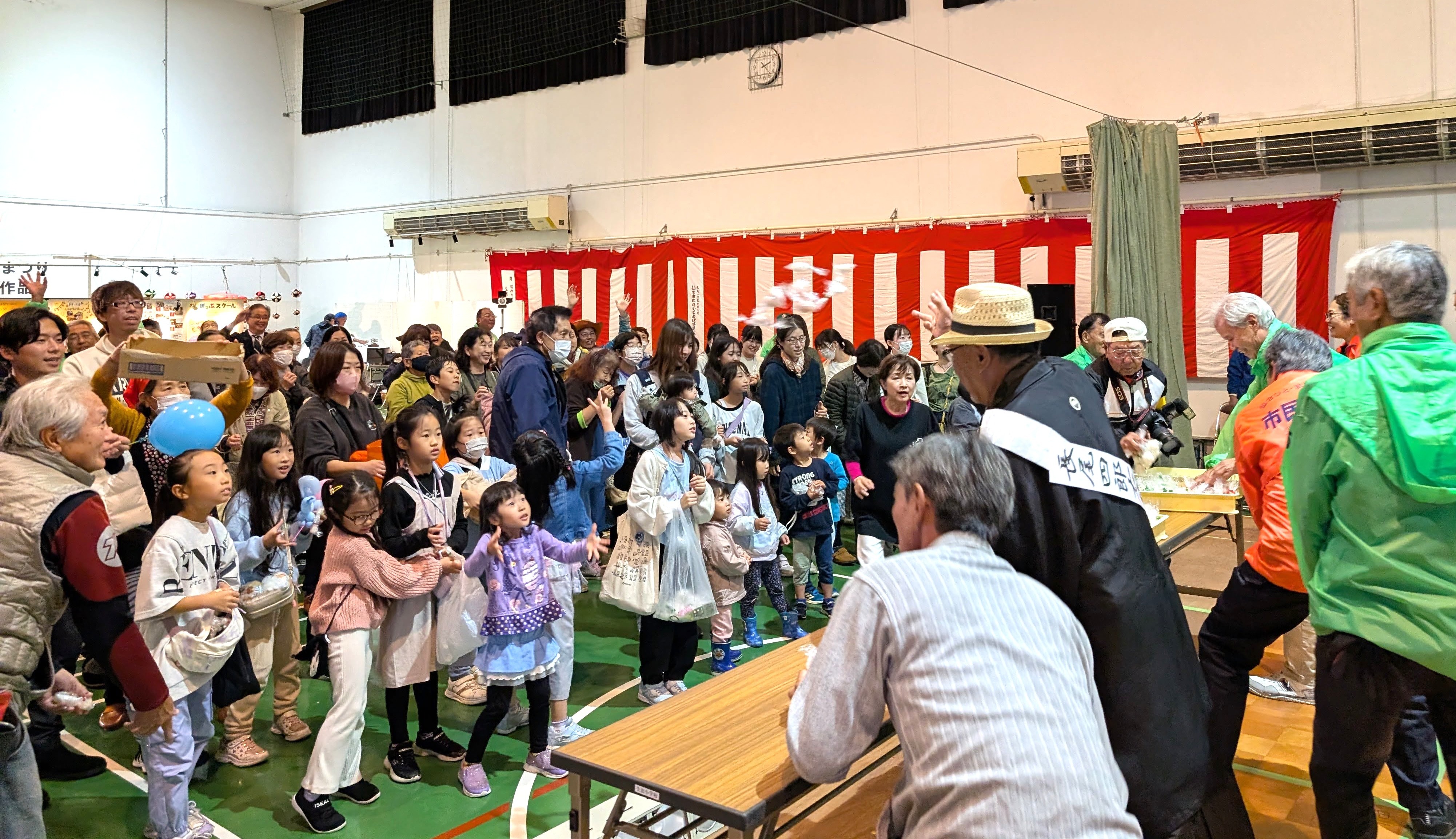 生出コミュニティまつり餅まき