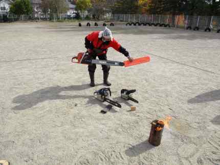 チェーンソーデモンストレーション