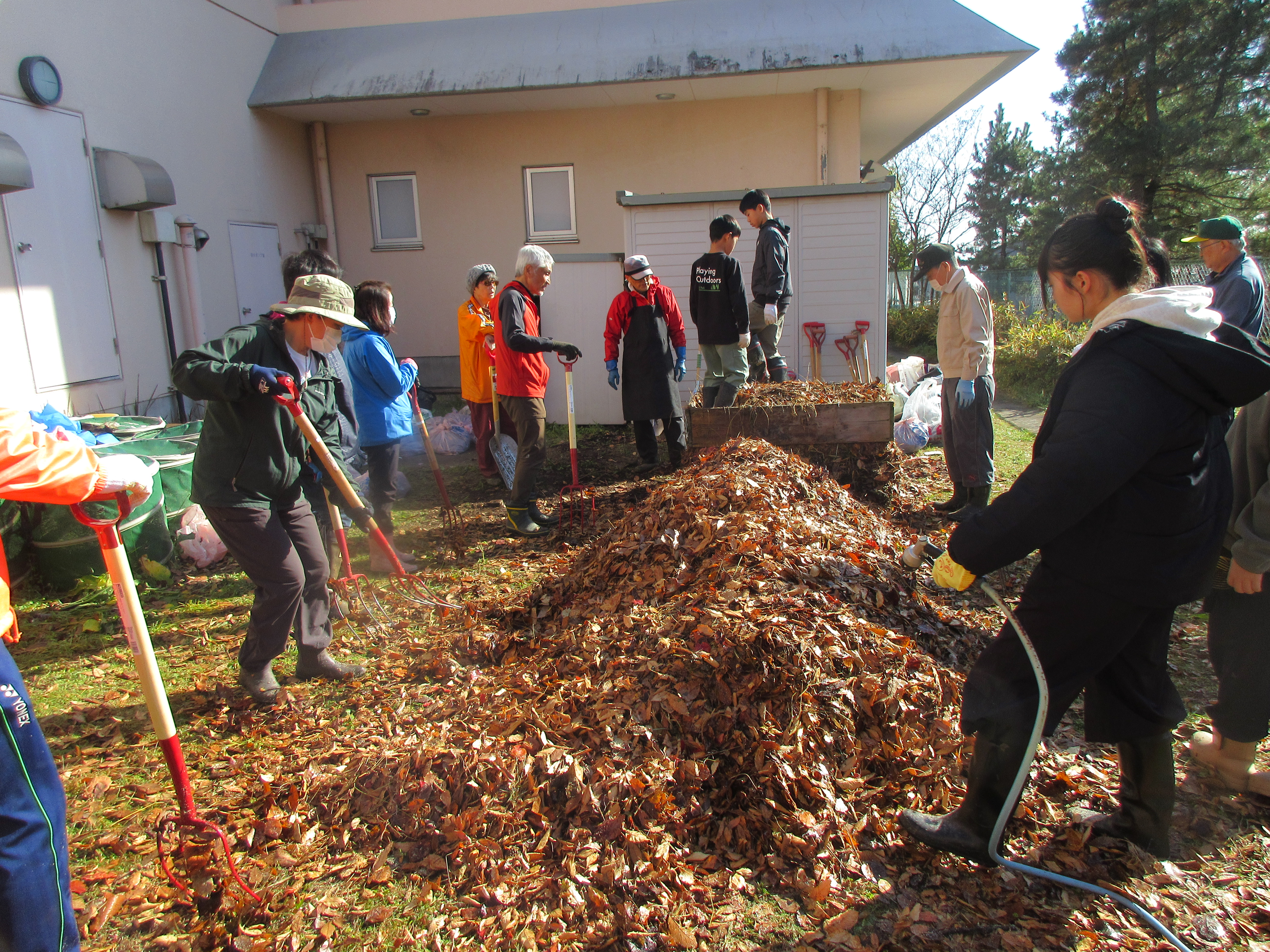 令和7年度落ち葉の積み上げ作業2