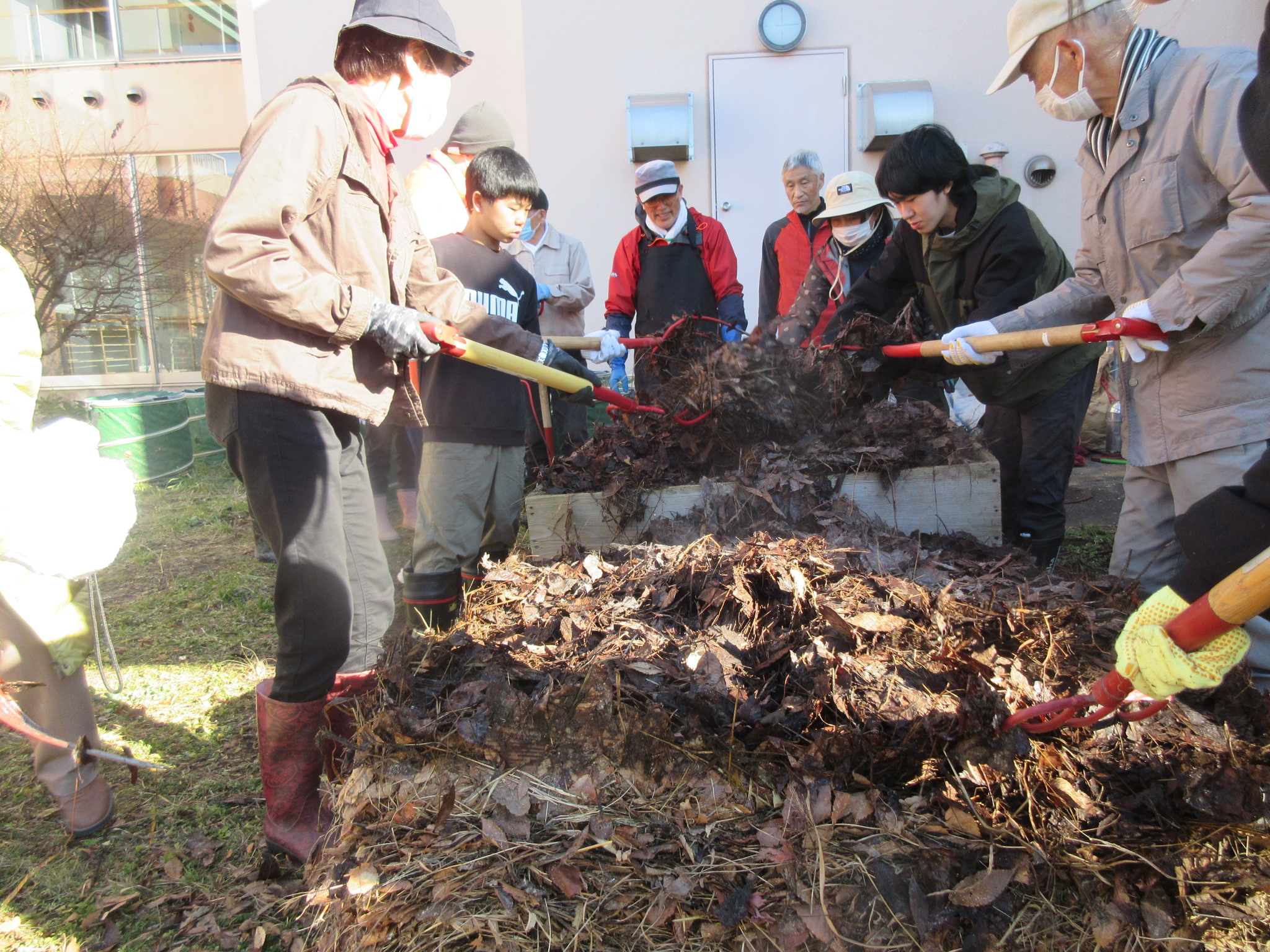 令和7年度堆肥の切り返し作業1