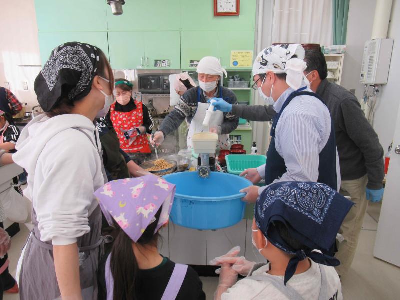 大豆を機械でつぶします