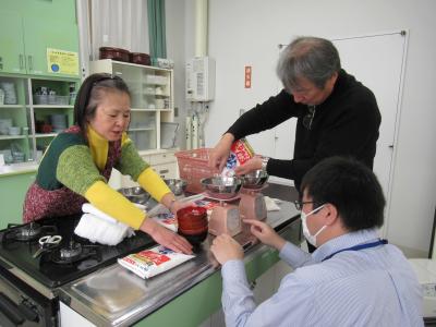 企画員が準備作業をしています