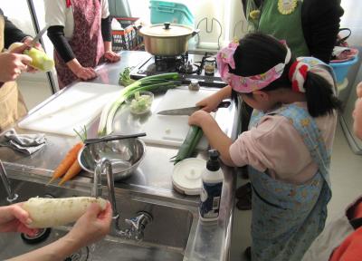 包丁でねぎを切ります