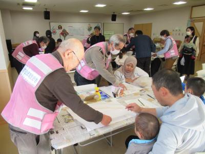 和紙に竹ひごを貼り付けます