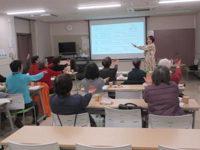 簡単な体操を行っている様子